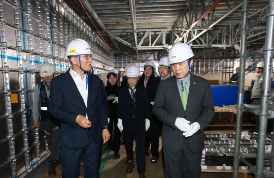 김주현(오른쪽) 금융위원장이 지난 10일 오후 울산 현대중공업을 방문해 조선소 현장을 둘러보고 있다. 금융위원회 제공